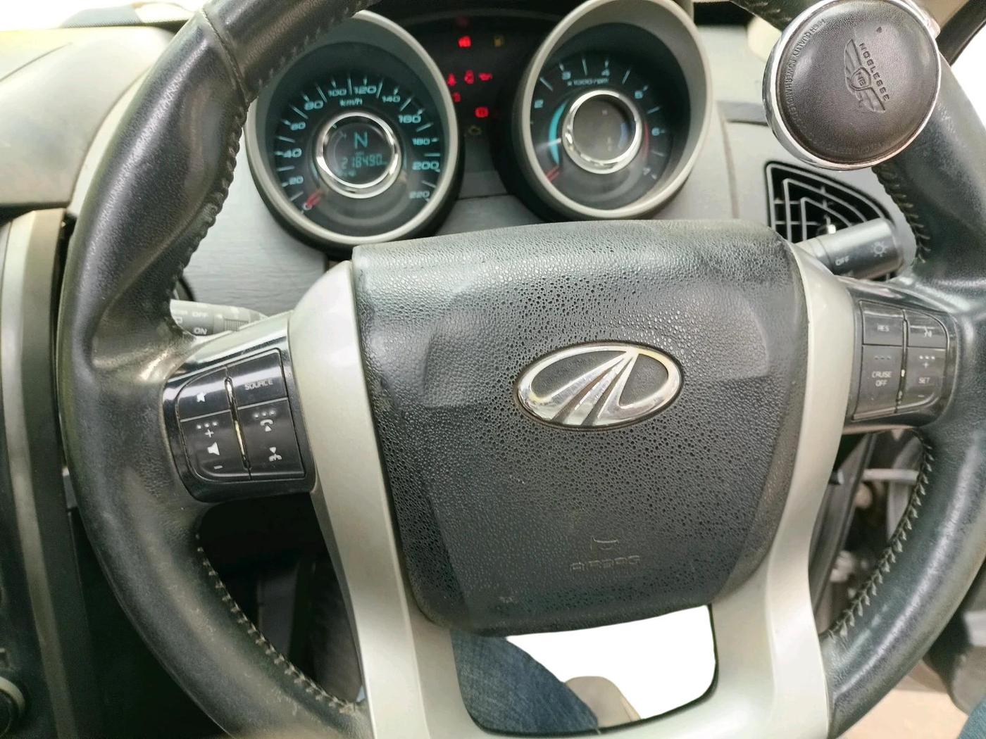 2017 Mahindra XUV500 W10, Diesel, Manual, 2,18,490 km, interior