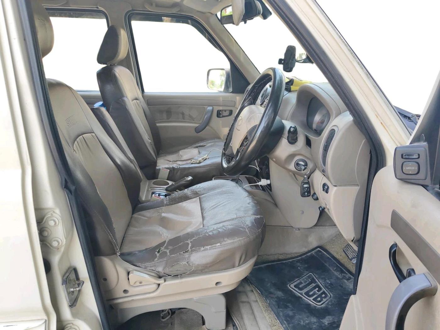 2011 Mahindra Scorpio VLX 2WD AT BS-III, Diesel, Automatic, 1,43,272 km, interior