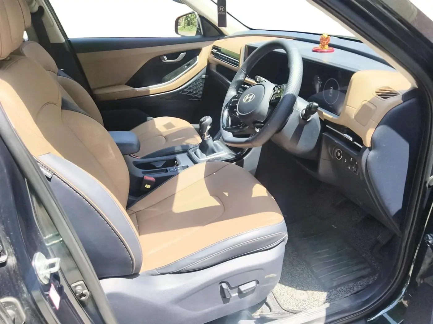 2025 Hyundai ALCAZAR Platinum 7 STR 1.5 Turbo GDi Petrol MT, Petrol, Manual, 5,457 km, interior