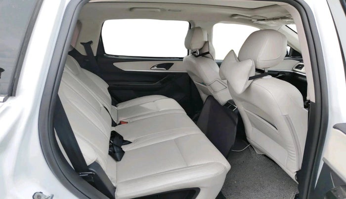 2024 Mahindra XUV700 AX 7 LUXURY D AT 7 STR, Diesel, Automatic, 32,154 km, interior