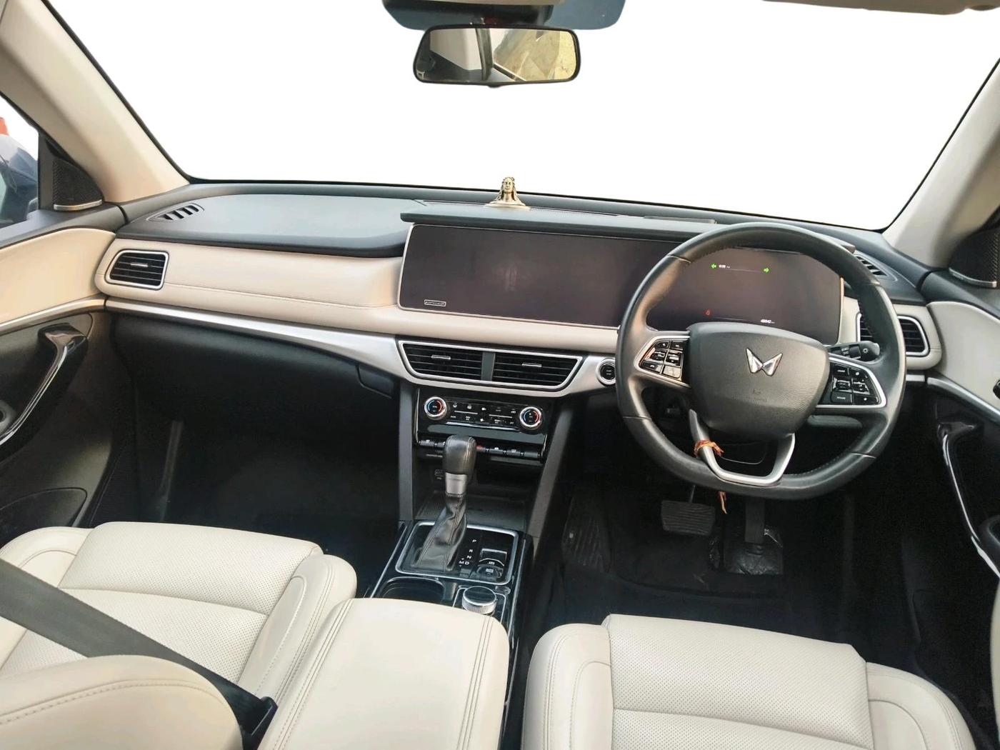 2023 Mahindra XUV700 AX 7 LUXURY P AT 7 STR, Petrol, Automatic, 48,842 km, interior