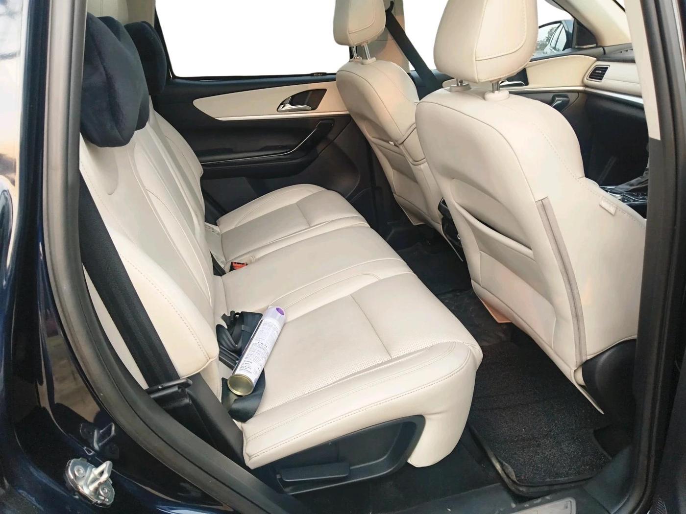 2023 Mahindra XUV700 AX 7 LUXURY P AT 7 STR, Petrol, Automatic, 48,842 km, interior