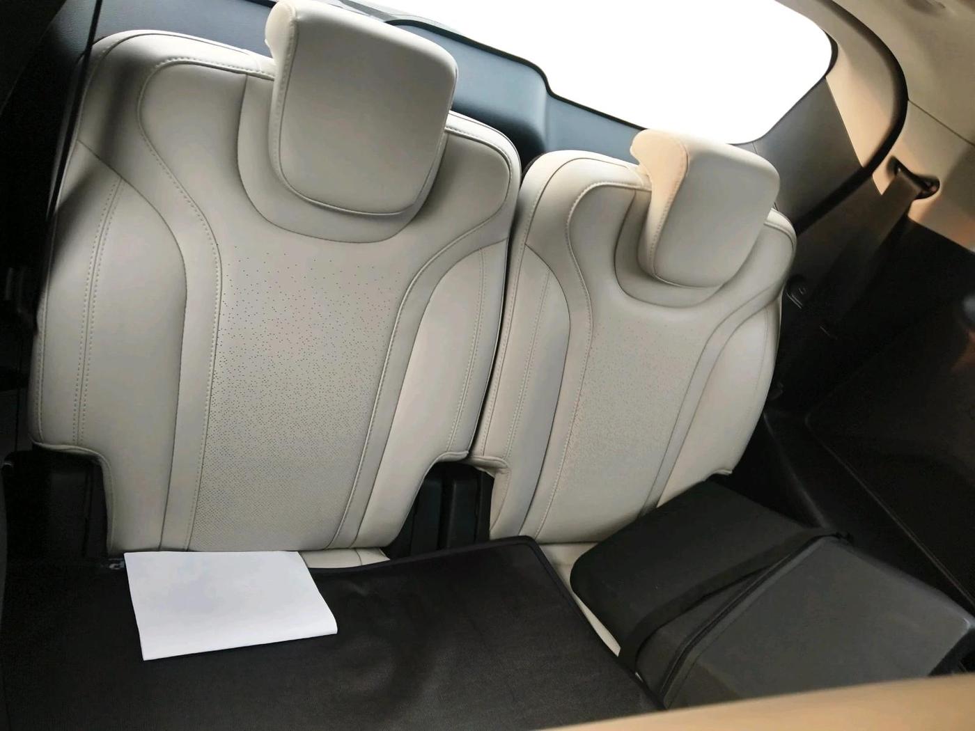 2023 Mahindra XUV700 AX 7 LUXURY P AT 7 STR, Petrol, Automatic, 48,842 km, interior