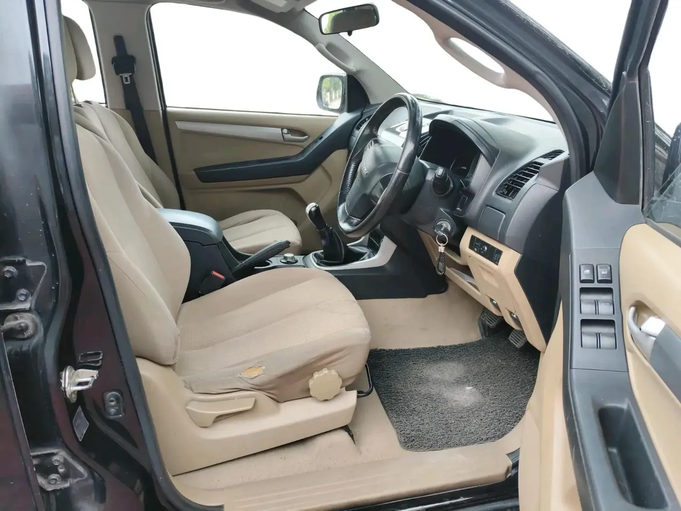 2017 ISUZU D-Max V Cross 4*4 MT, Diesel, Manual, 1,18,500 km, interior