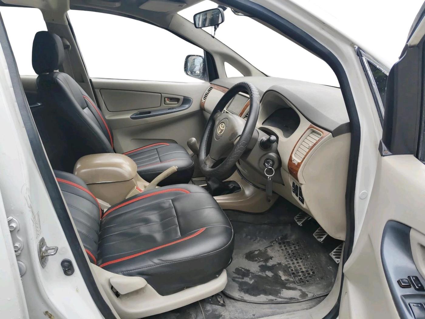 2013 Toyota Innova 2.5 G 7 STR, Diesel, Manual, 2,74,625 km, interior