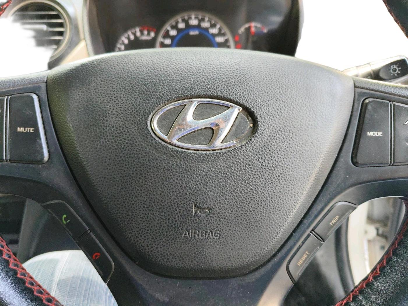 2016 Hyundai Grand i10 SPORTZ 1.2 KAPPA VTVT, Petrol, Manual, 1,80,683 km, interior