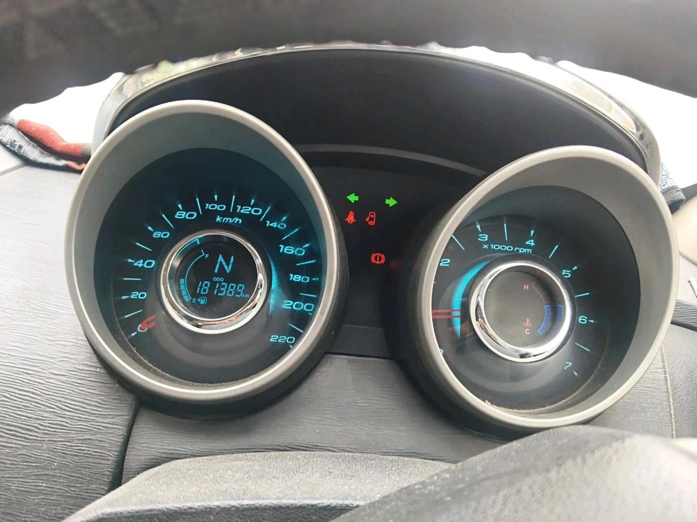 2015 Mahindra XUV500 W6, Diesel, Manual, 1,81,389 km, interior