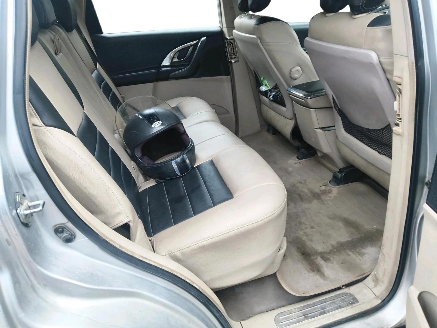 2015 Mahindra XUV500 W6, Diesel, Manual, 1,81,389 km, interior