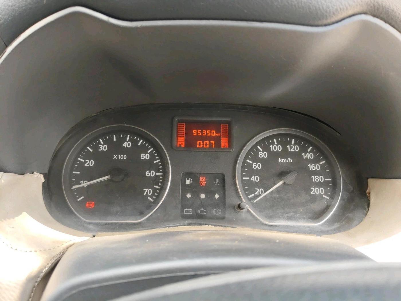 2014 Nissan Terrano XV D THP PREMIUM 110 PS, Diesel, Manual, 95,350 km, interior