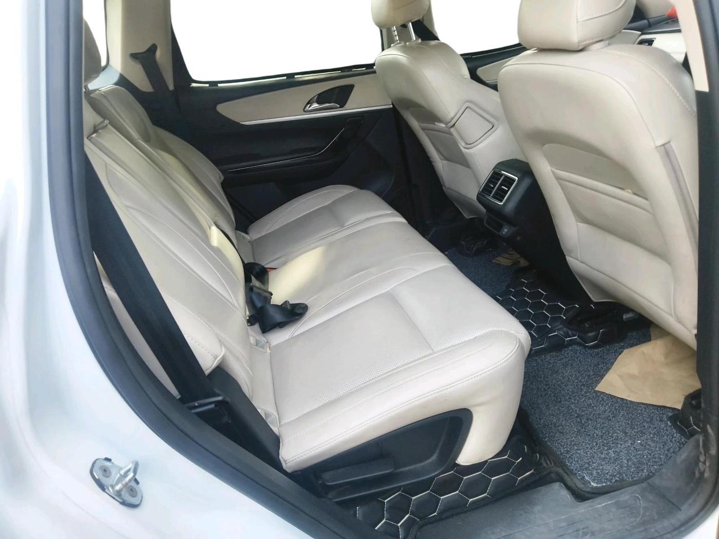 2024 Mahindra XUV700 AX 7 D AT 7 STR, Diesel, Automatic, 26,672 km, interior