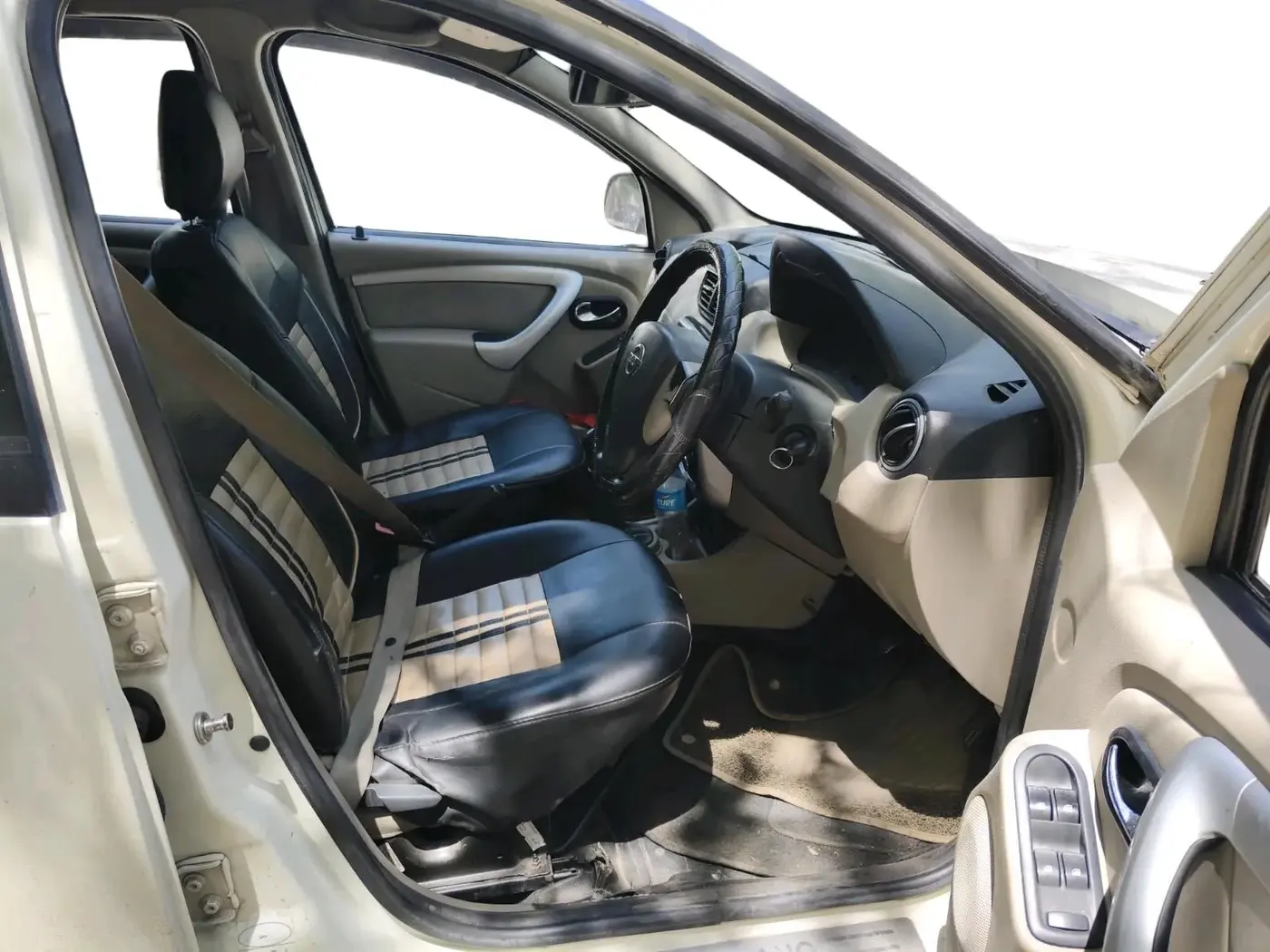 2015 Nissan Terrano XL (D), Diesel, Manual, 1,14,809 km, interior