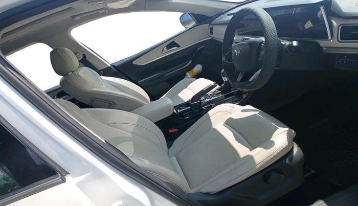 2023 Mahindra XUV700 AX 7 D AT 7 STR, Diesel, Automatic, 39,836 km, interior