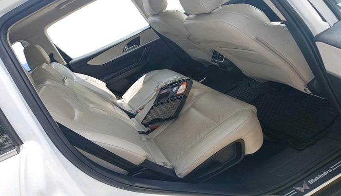 2023 Mahindra XUV700 AX 7 D AT 7 STR, Diesel, Automatic, 39,836 km, interior