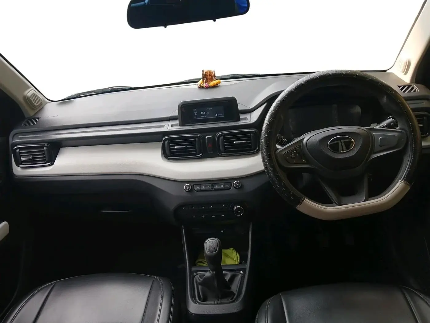 2024 Tata PUNCH PURE RHYTHM PACK MT, Petrol, Manual, 18,927 km, interior
