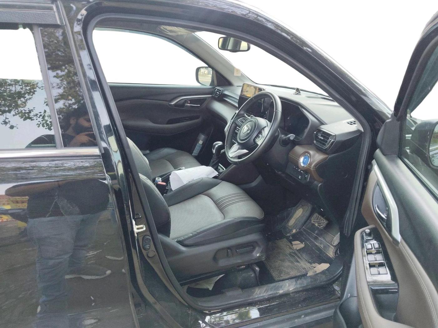 2025 Toyota URBAN CRUISER HYRYDER V HYBRID, Hybrid, Automatic, 17,774 km, interior