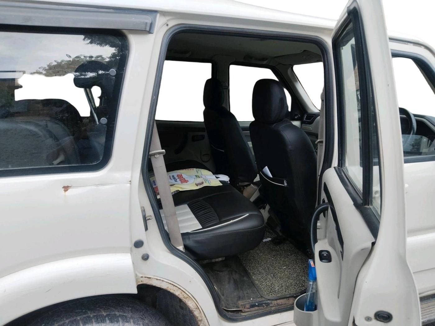 2016 Mahindra Scorpio S6 PLUS, Diesel, Manual, 1,14,263 km, interior