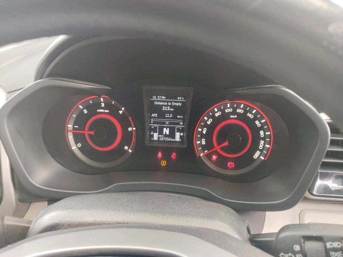 2019 Mahindra XUV300 W8 (O) 1.5 DIESEL, Diesel, Manual, 1,87,056 km, interior