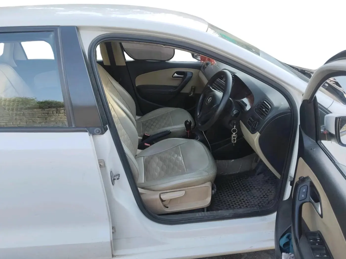 2016 Volkswagen Ameo COMFORTLINE 1.2L, Petrol, Manual, 1,57,443 km, interior