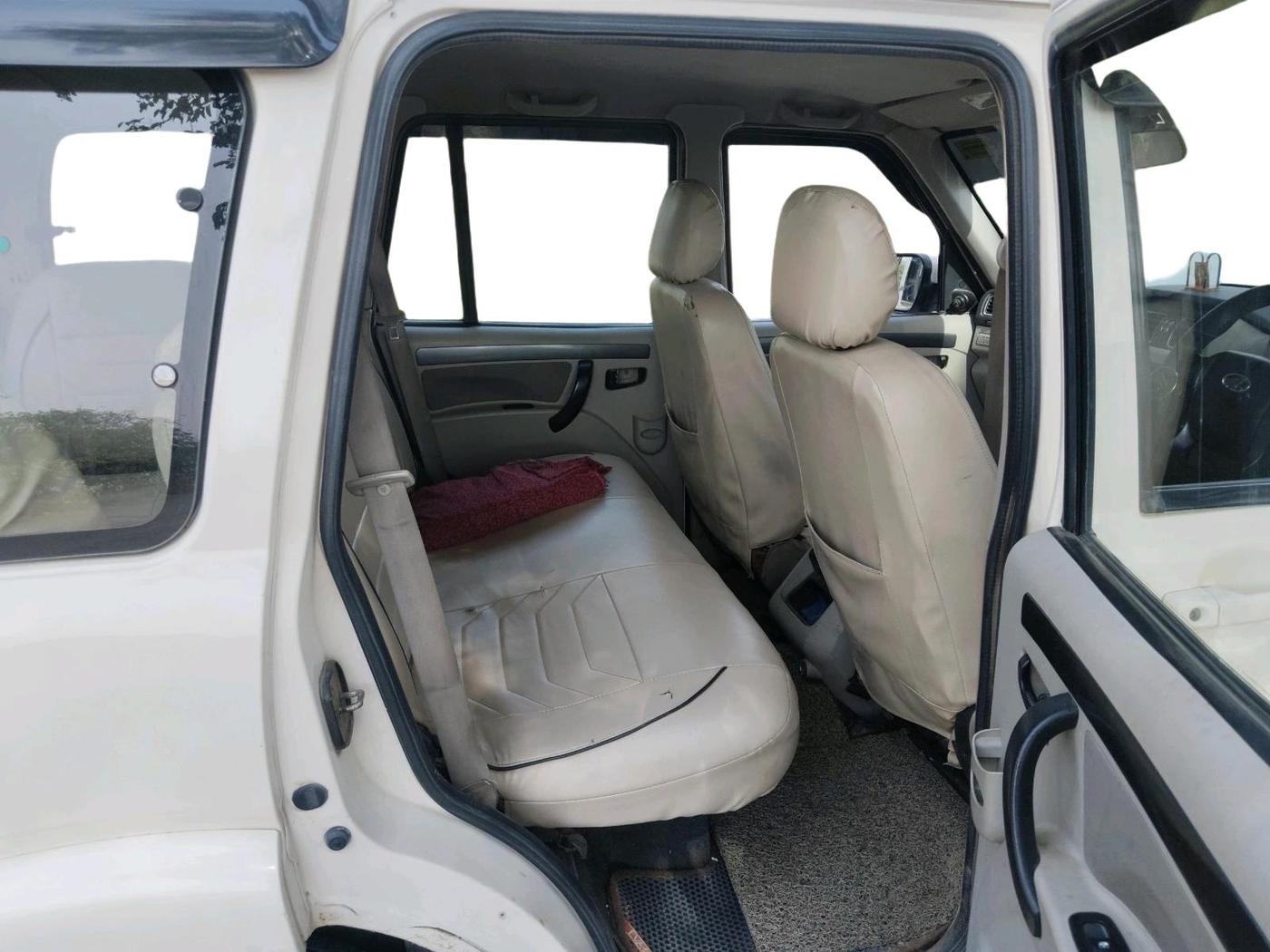 2016 Mahindra Scorpio S6 PLUS 1.99, Diesel, Manual, 2,20,498 km, interior