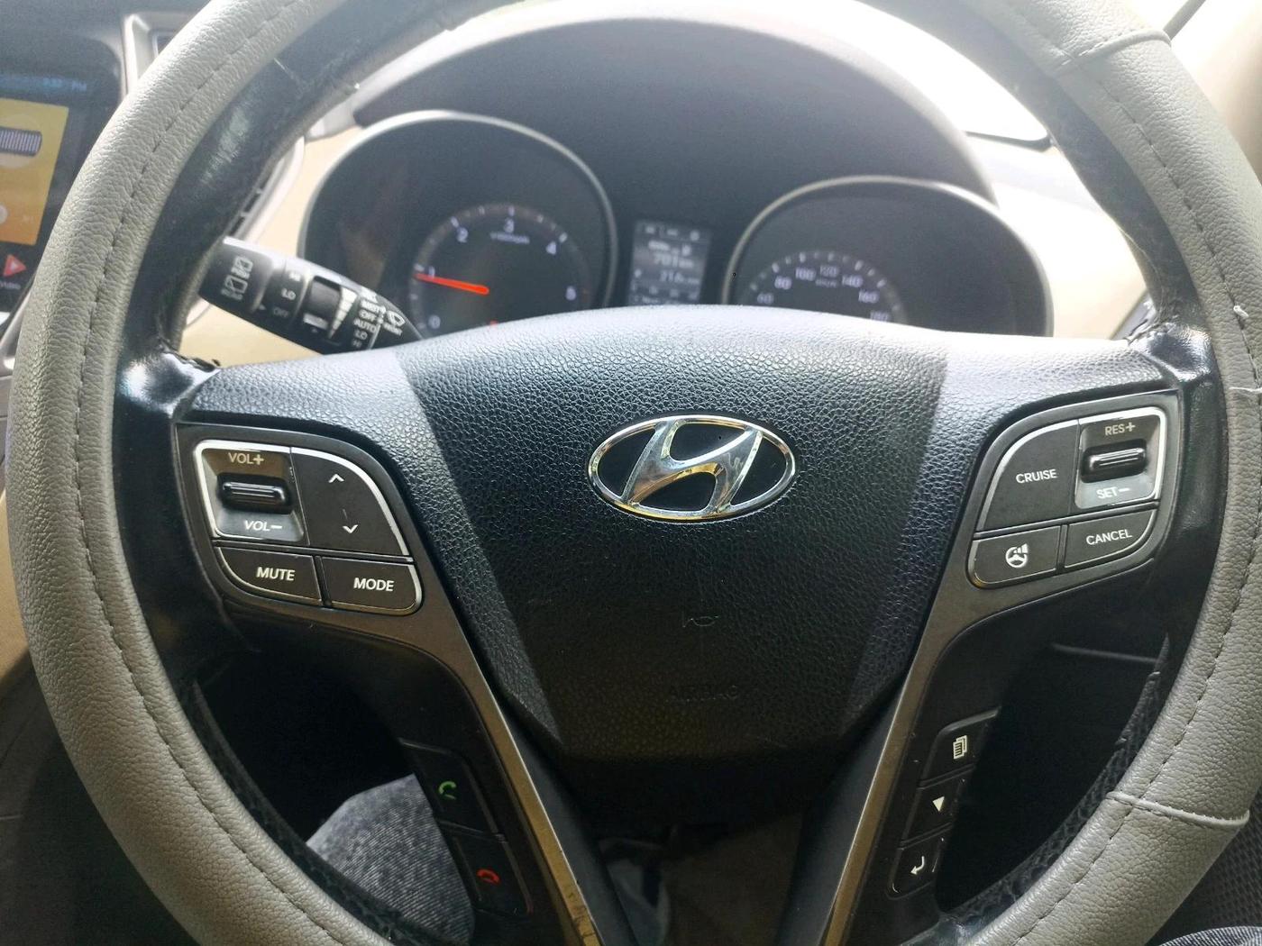 2014 Hyundai Santa Fe 2 WD AT, Diesel, Automatic, 73,271 km, interior