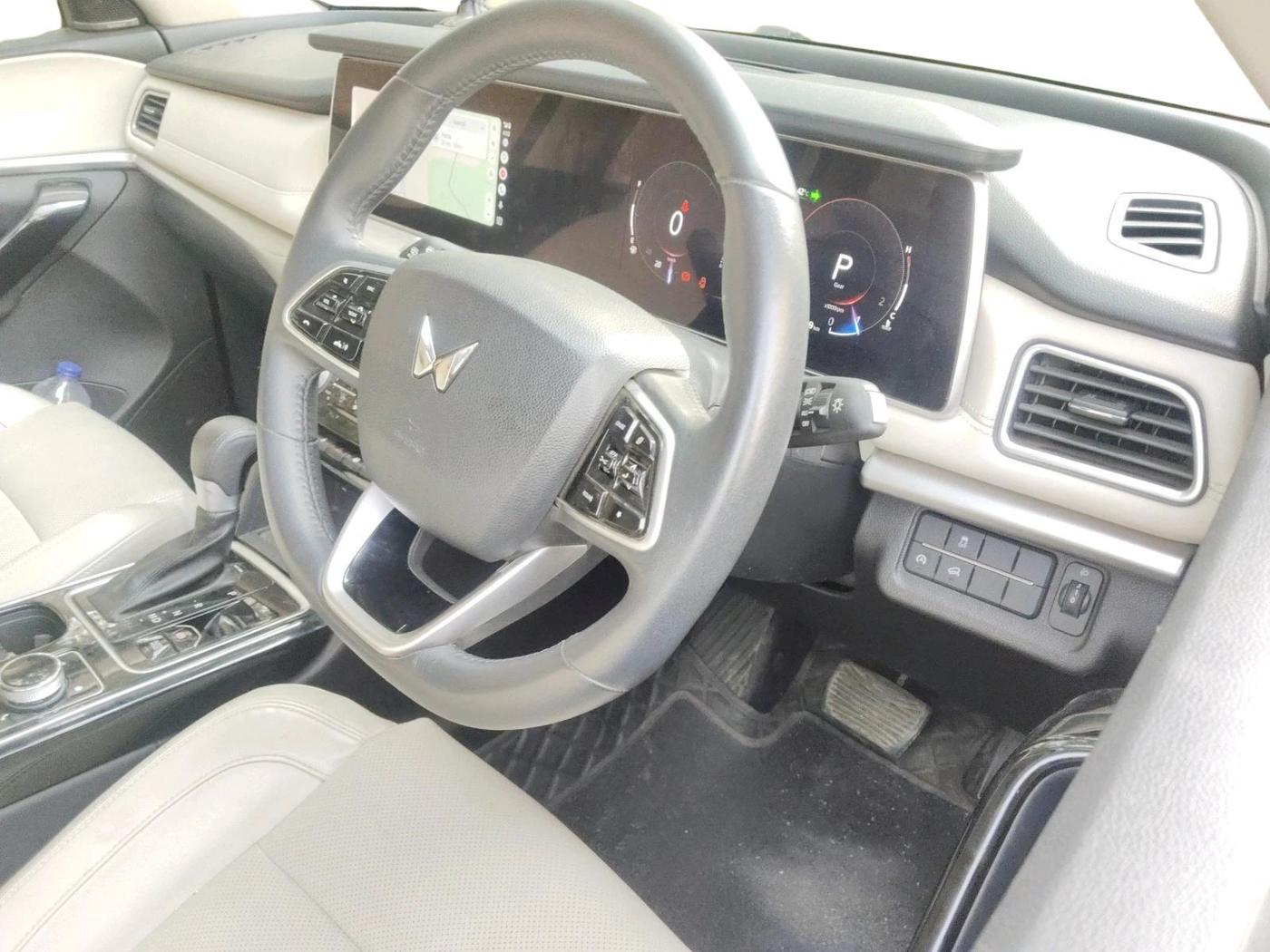 2023 Mahindra XUV700 AX 7 LUXURY D AT 7 STR, Diesel, Automatic, 53,509 km, interior
