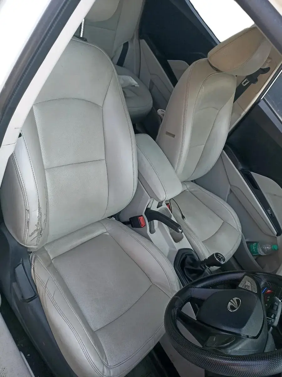 2020 Mahindra XUV300 W4 1.5 DIESEL, Diesel, Manual, 57,000 km, interior