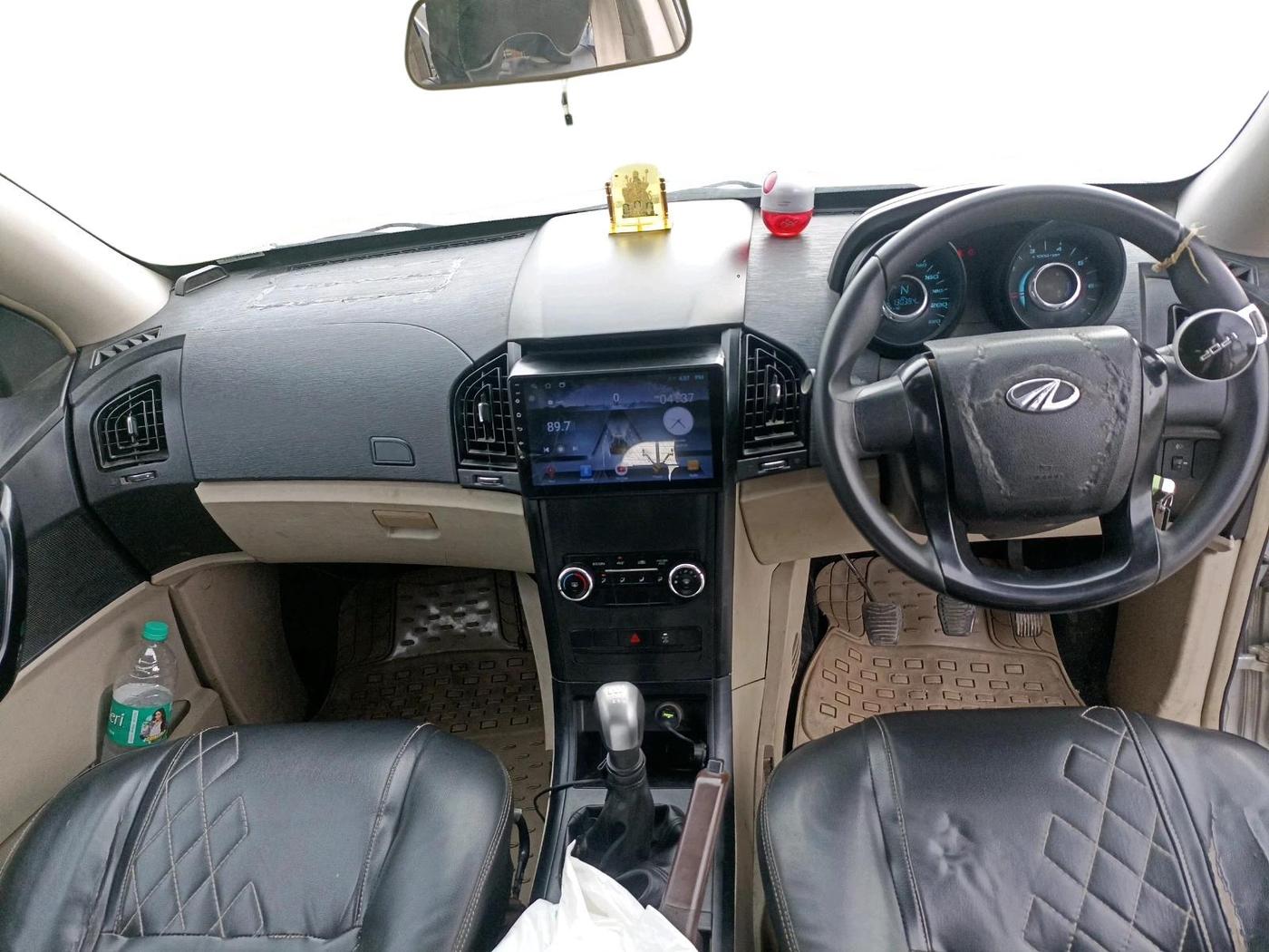 2018 Mahindra XUV500 W4 1.99, Diesel, Manual, 1,30,384 km, interior