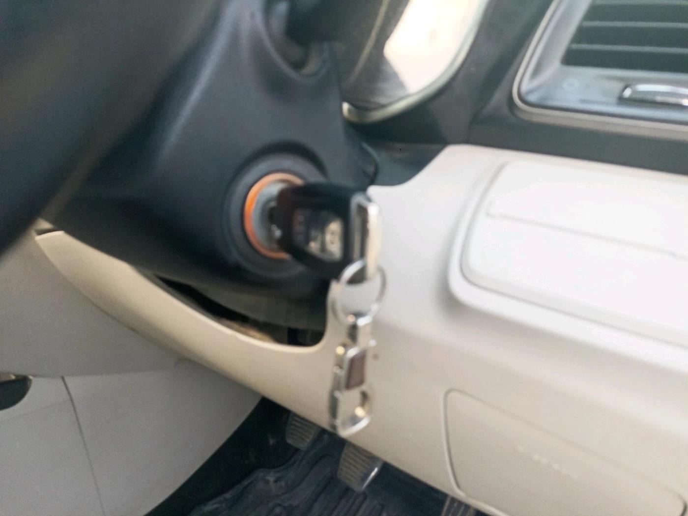 2019 Mahindra XUV300 W6 1.2 PETROL, Petrol, Manual, 1,37,472 km, interior