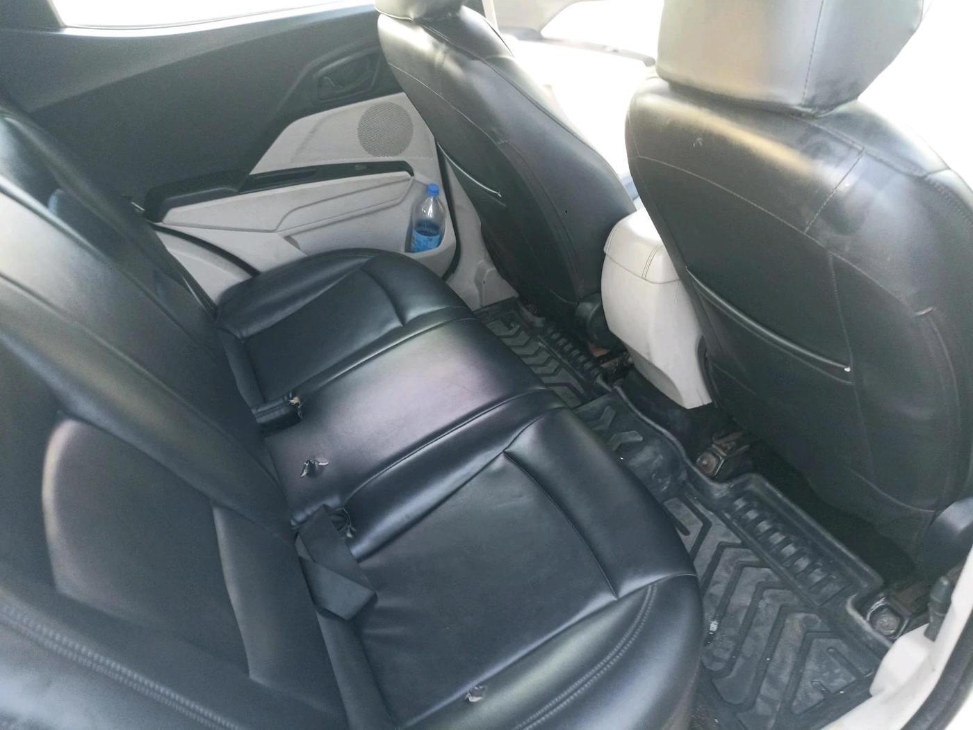 2019 Mahindra XUV300 W6 1.2 PETROL, Petrol, Manual, 1,37,472 km, interior
