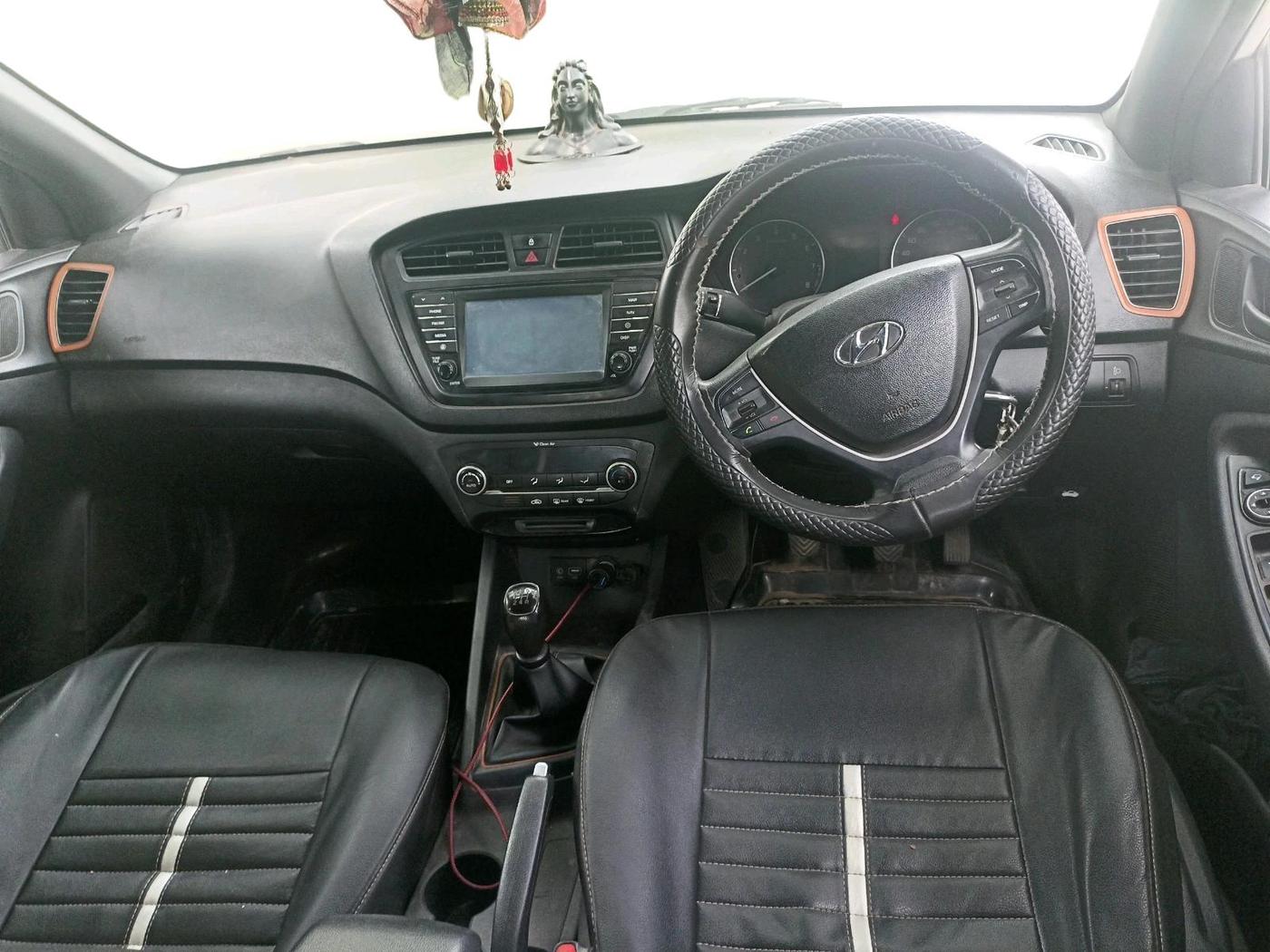 2017 Hyundai Elite i20 ASTA 1.2 DUAL TONE, Petrol, Manual, 1,01,586 km, interior