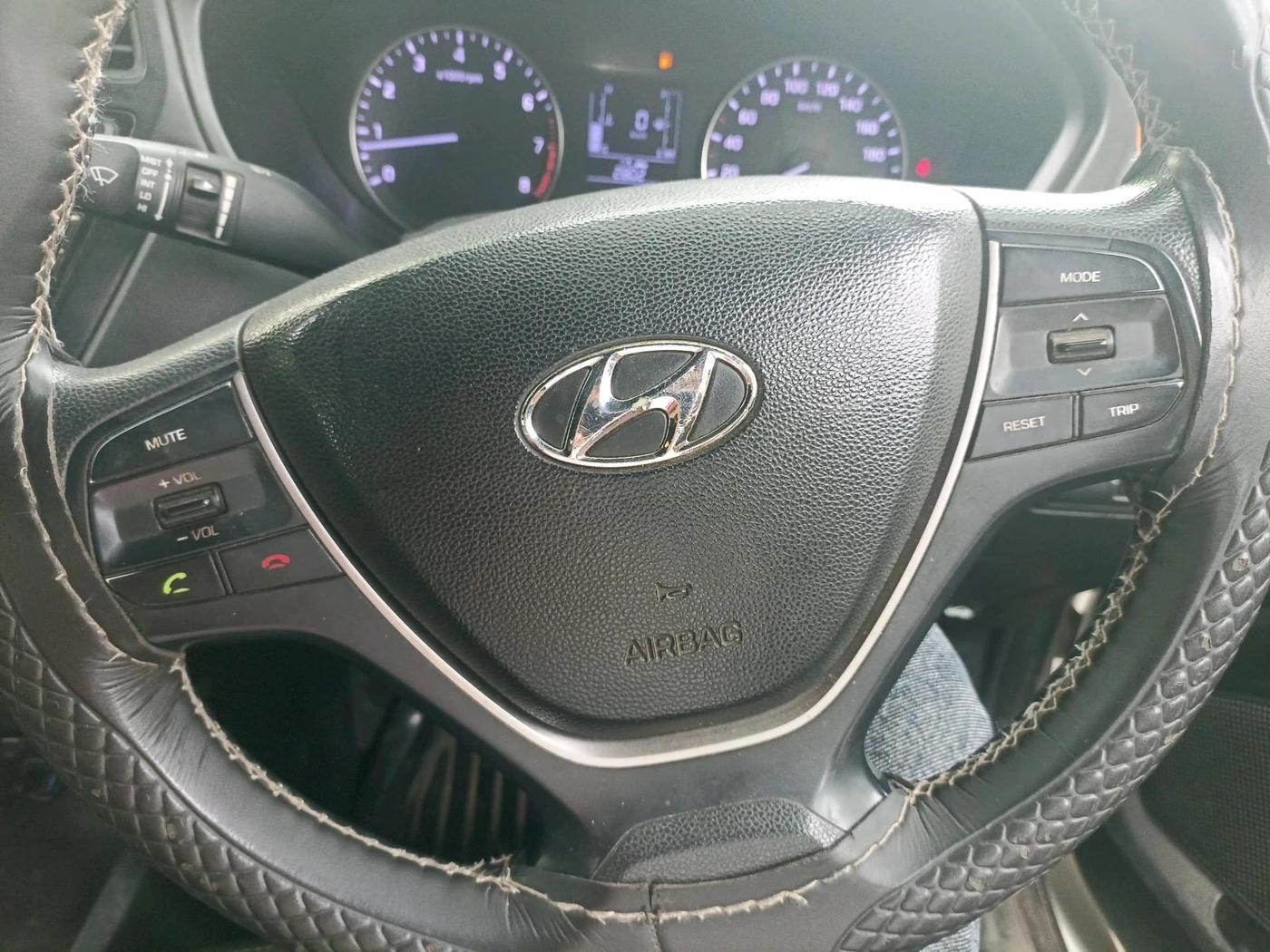 2017 Hyundai Elite i20 ASTA 1.2 DUAL TONE, Petrol, Manual, 1,01,586 km, interior