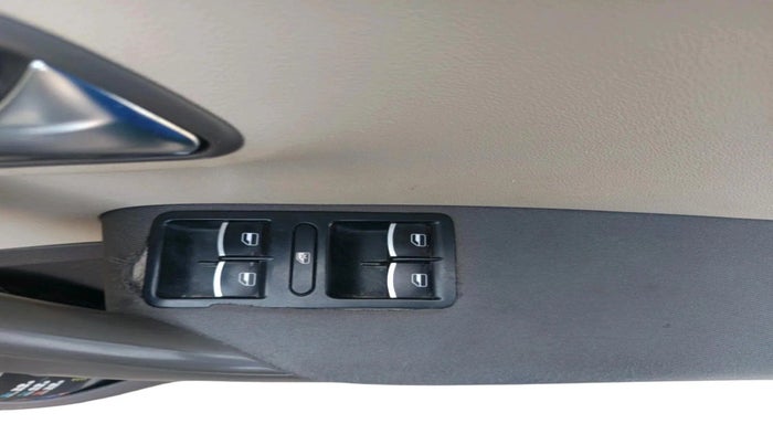 2012 Volkswagen Vento HIGHLINE DIESEL 1.6, Diesel, Manual, 1,03,688 km, interior