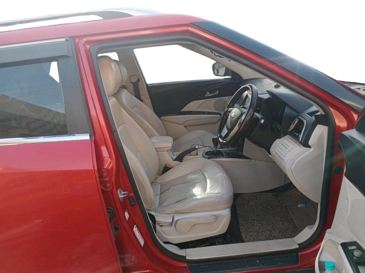 2019 Mahindra XUV300 W8 (O) 1.5 DIESEL AMT, Diesel, Automatic, 1,82,709 km, interior