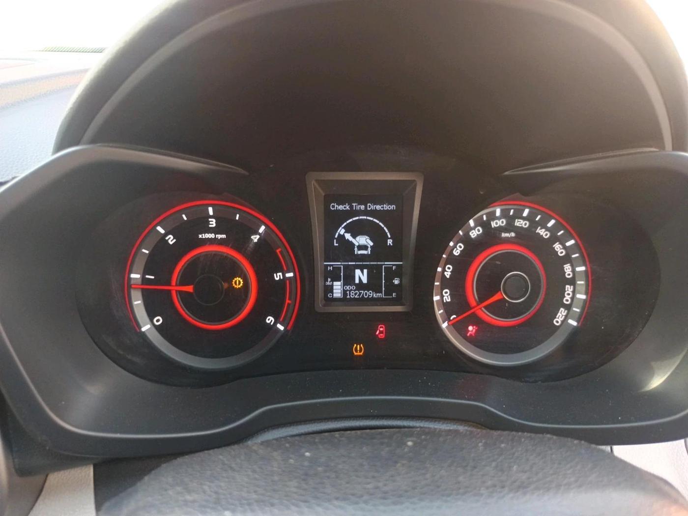 2019 Mahindra XUV300 W8 (O) 1.5 DIESEL AMT, Diesel, Automatic, 1,82,709 km, interior