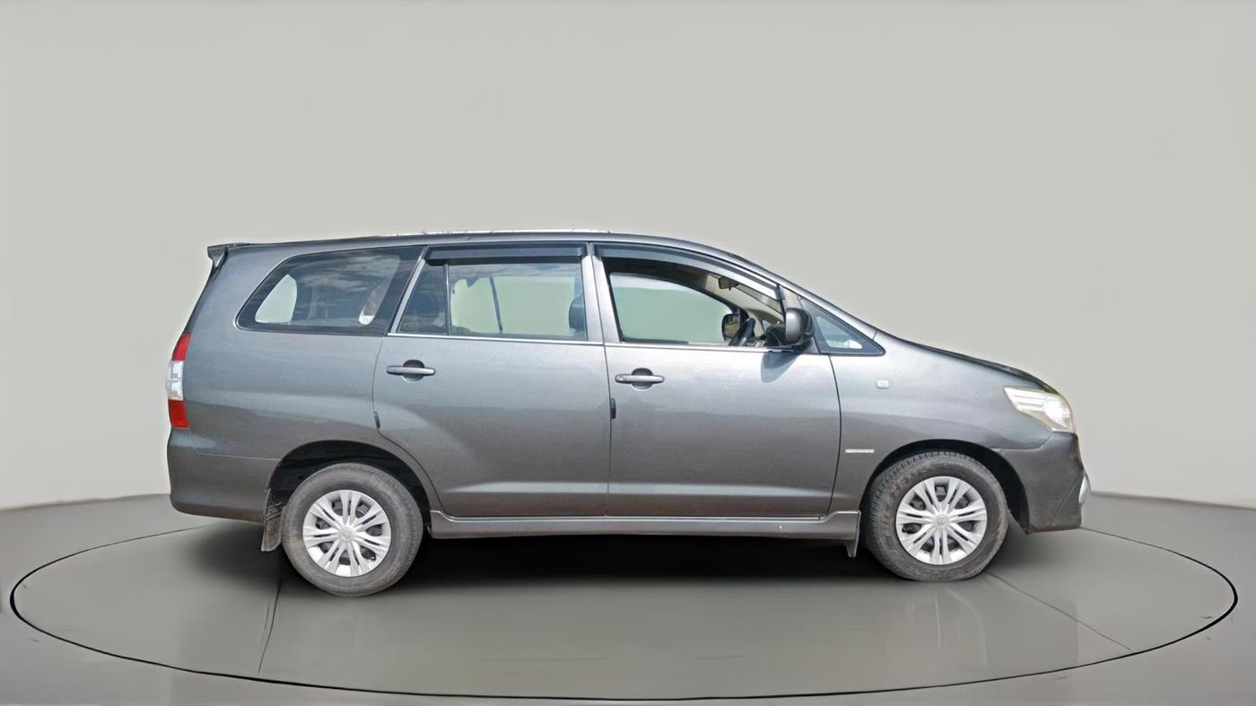 2013 Toyota Innova 2.5 GX 7 STR, Diesel, Manual, 1,36,274 km, exterior
