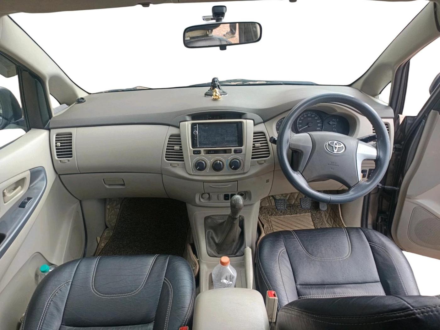 2013 Toyota Innova 2.5 GX 7 STR, Diesel, Manual, 1,36,274 km, interior