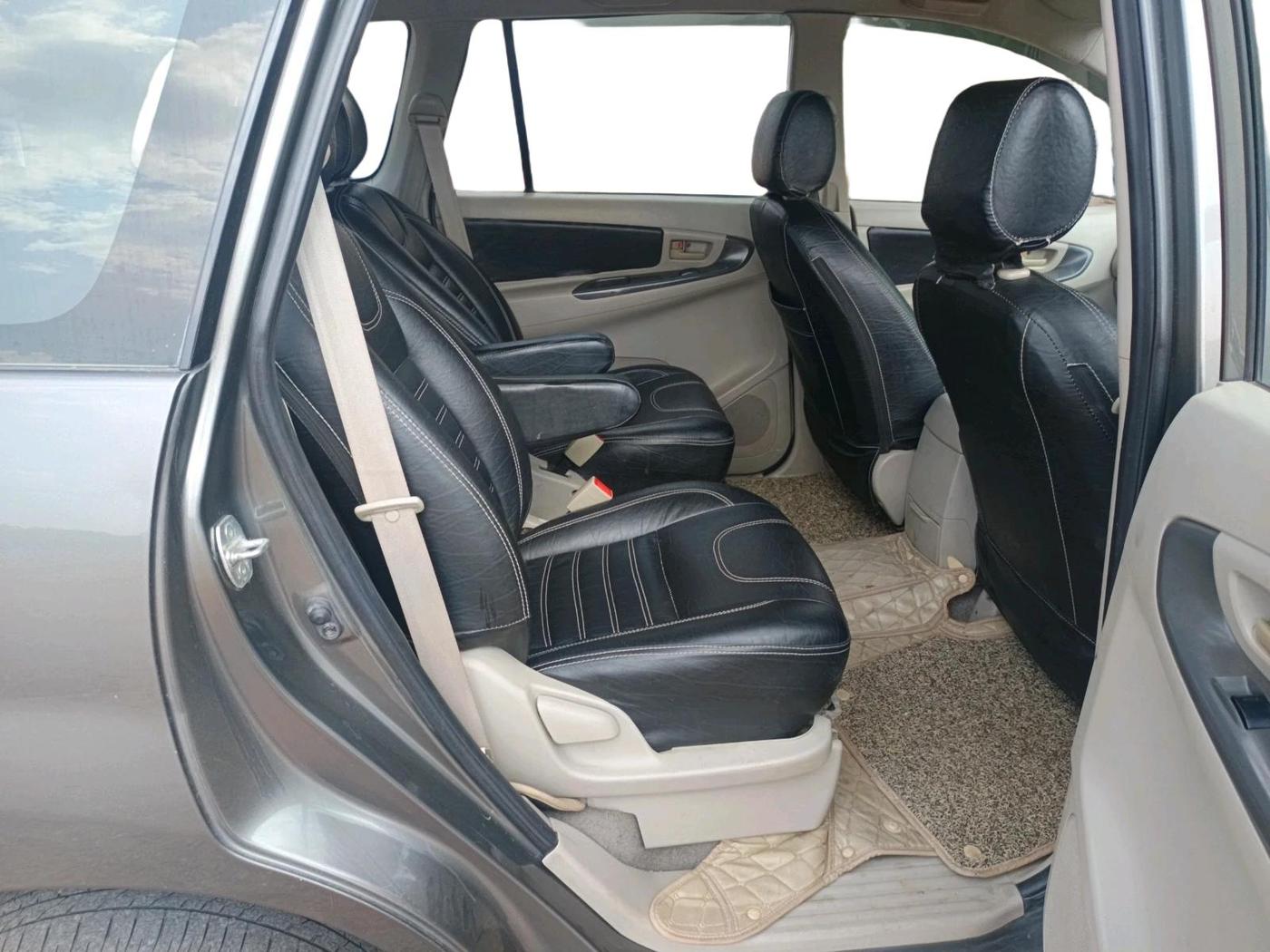 2013 Toyota Innova 2.5 GX 7 STR, Diesel, Manual, 1,36,274 km, interior