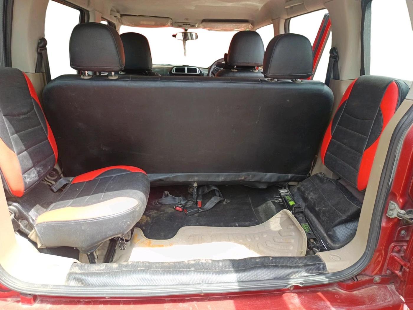 2018 Mahindra TUV300 T8 DUAL TONE, Diesel, Manual, 43,719 km, interior