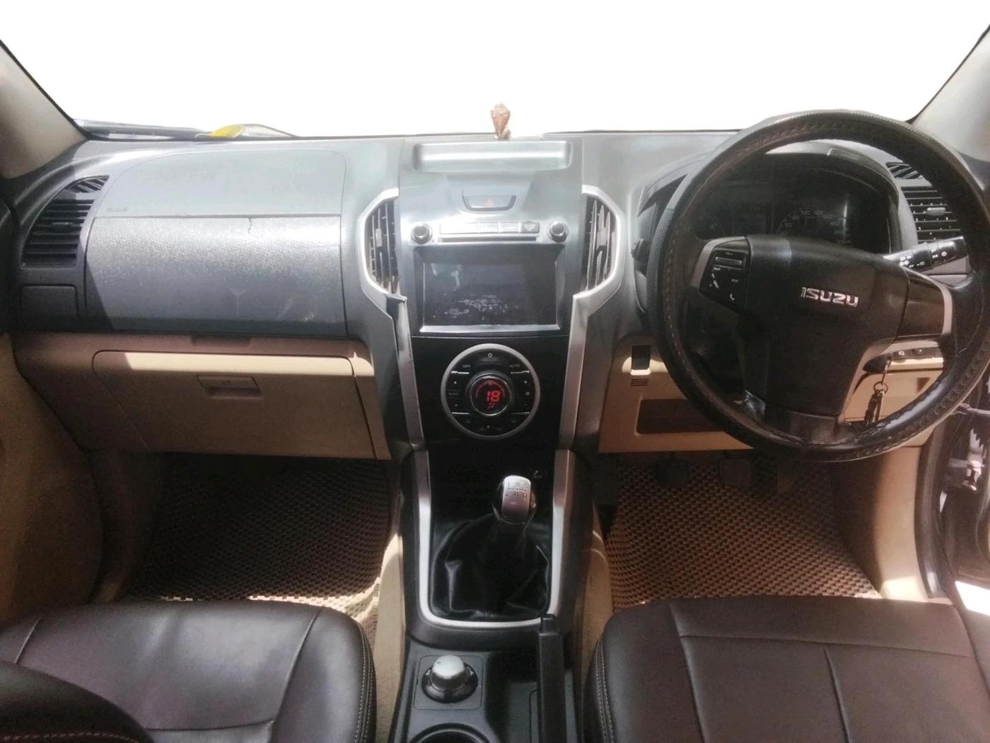 2017 ISUZU D-Max V Cross 4*4 MT, Diesel, Manual, 2,31,780 km, interior