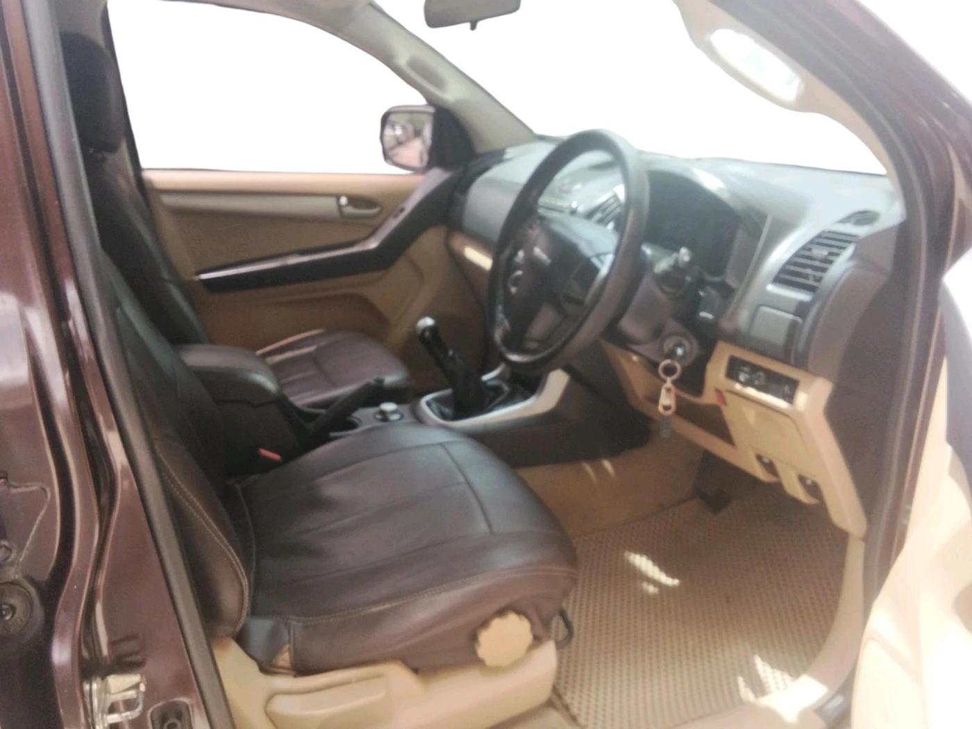 2017 ISUZU D-Max V Cross 4*4 MT, Diesel, Manual, 2,31,780 km, interior