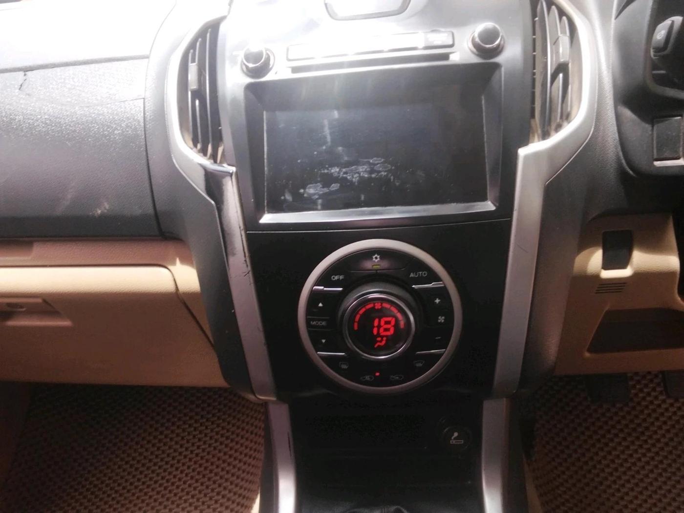 2017 ISUZU D-Max V Cross 4*4 MT, Diesel, Manual, 2,31,780 km, interior