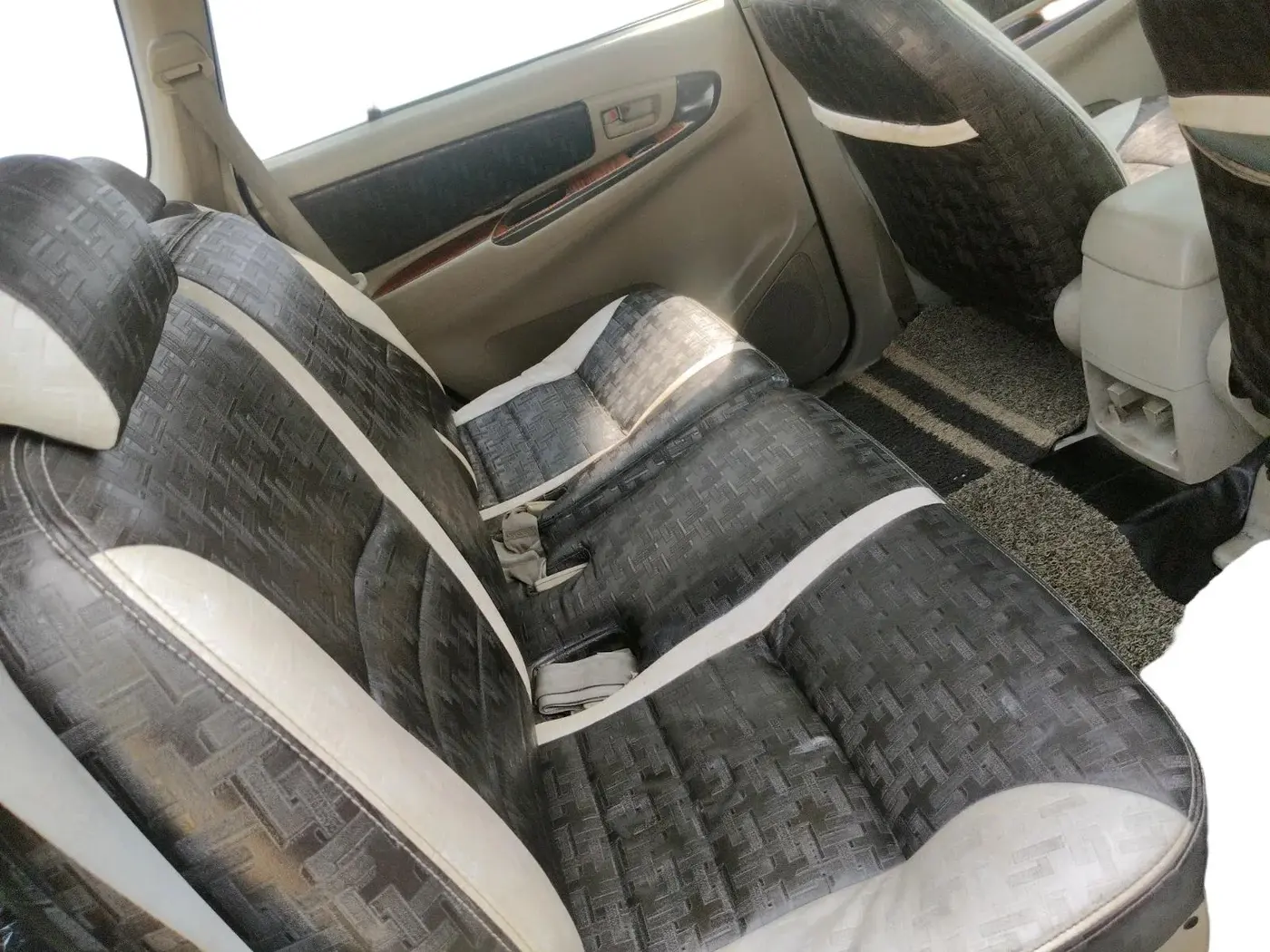 2011 Toyota Innova 2.5 E 7 STR, Diesel, Manual, 1,60,455 km, interior