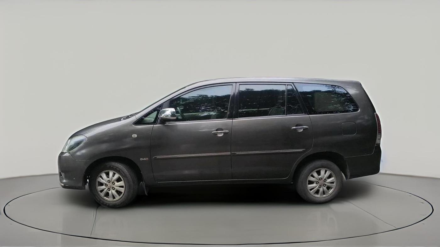 2011 Toyota Innova V 2.5 8 STR, Diesel, Manual, 2,00,248 km, exterior