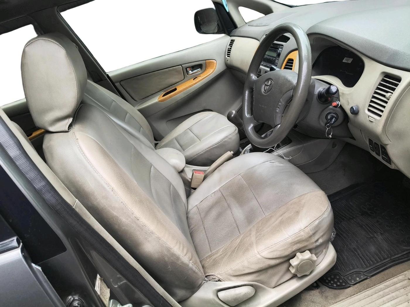 2011 Toyota Innova V 2.5 8 STR, Diesel, Manual, 2,00,248 km, interior