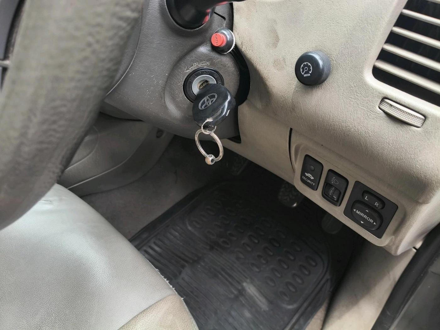 2011 Toyota Innova V 2.5 8 STR, Diesel, Manual, 2,00,248 km, interior