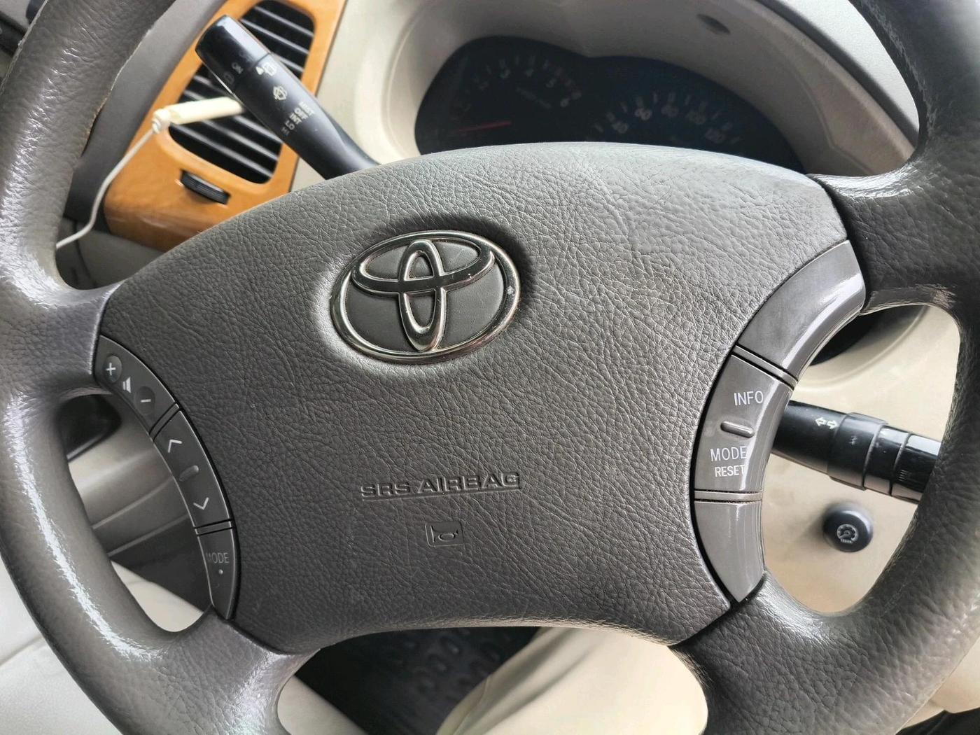 2011 Toyota Innova V 2.5 8 STR, Diesel, Manual, 2,00,248 km, interior