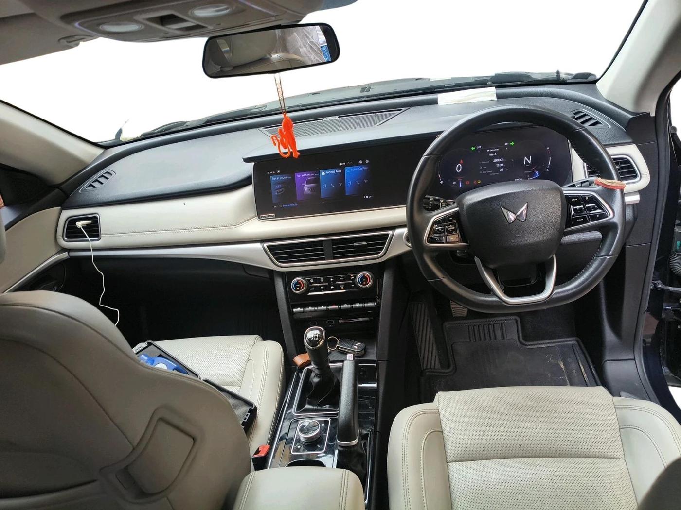 2022 Mahindra XUV700 AX 7 D MT 7 STR, Diesel, Manual, 23,924 km, interior