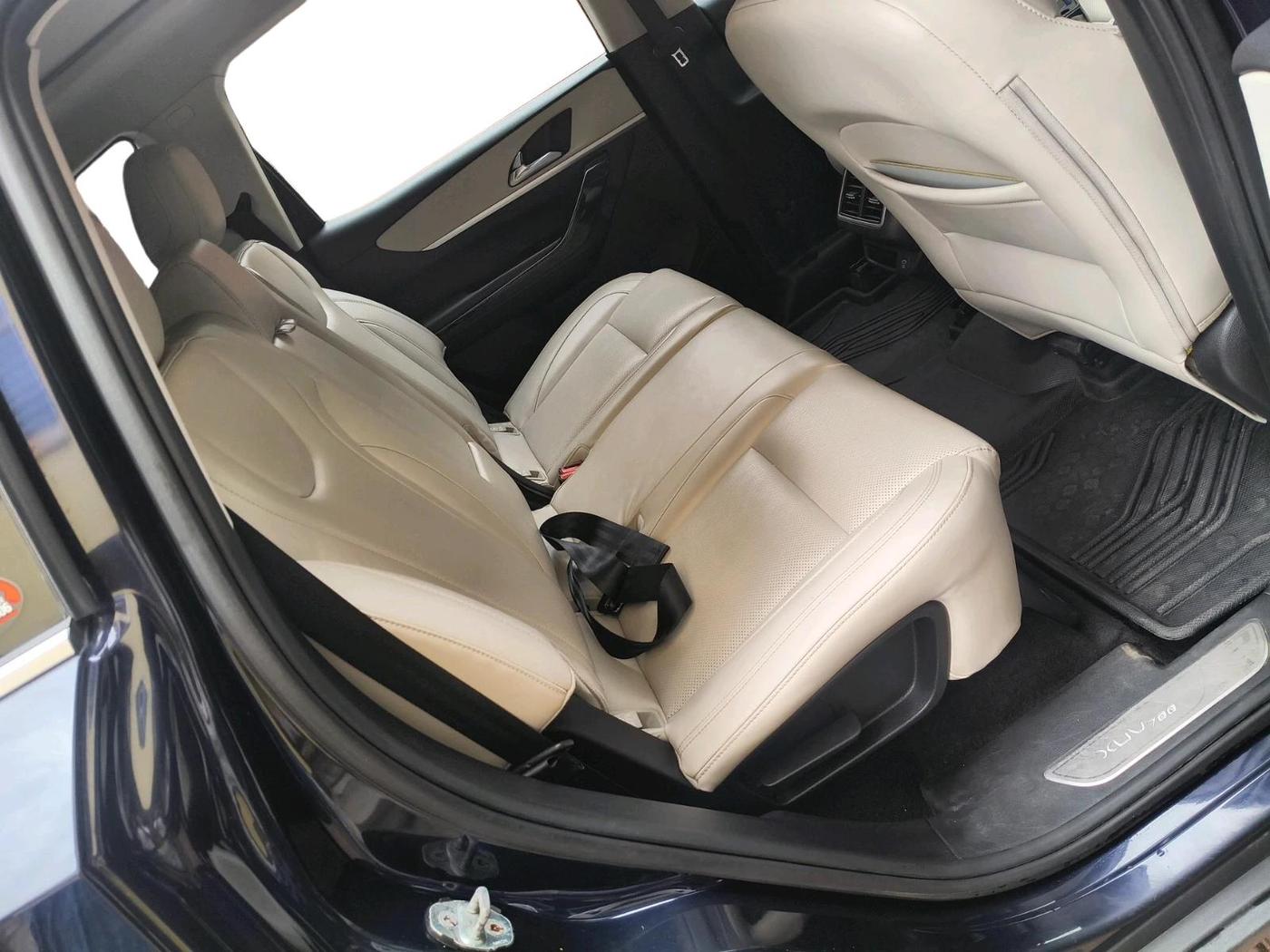 2022 Mahindra XUV700 AX 7 D MT 7 STR, Diesel, Manual, 23,924 km, interior