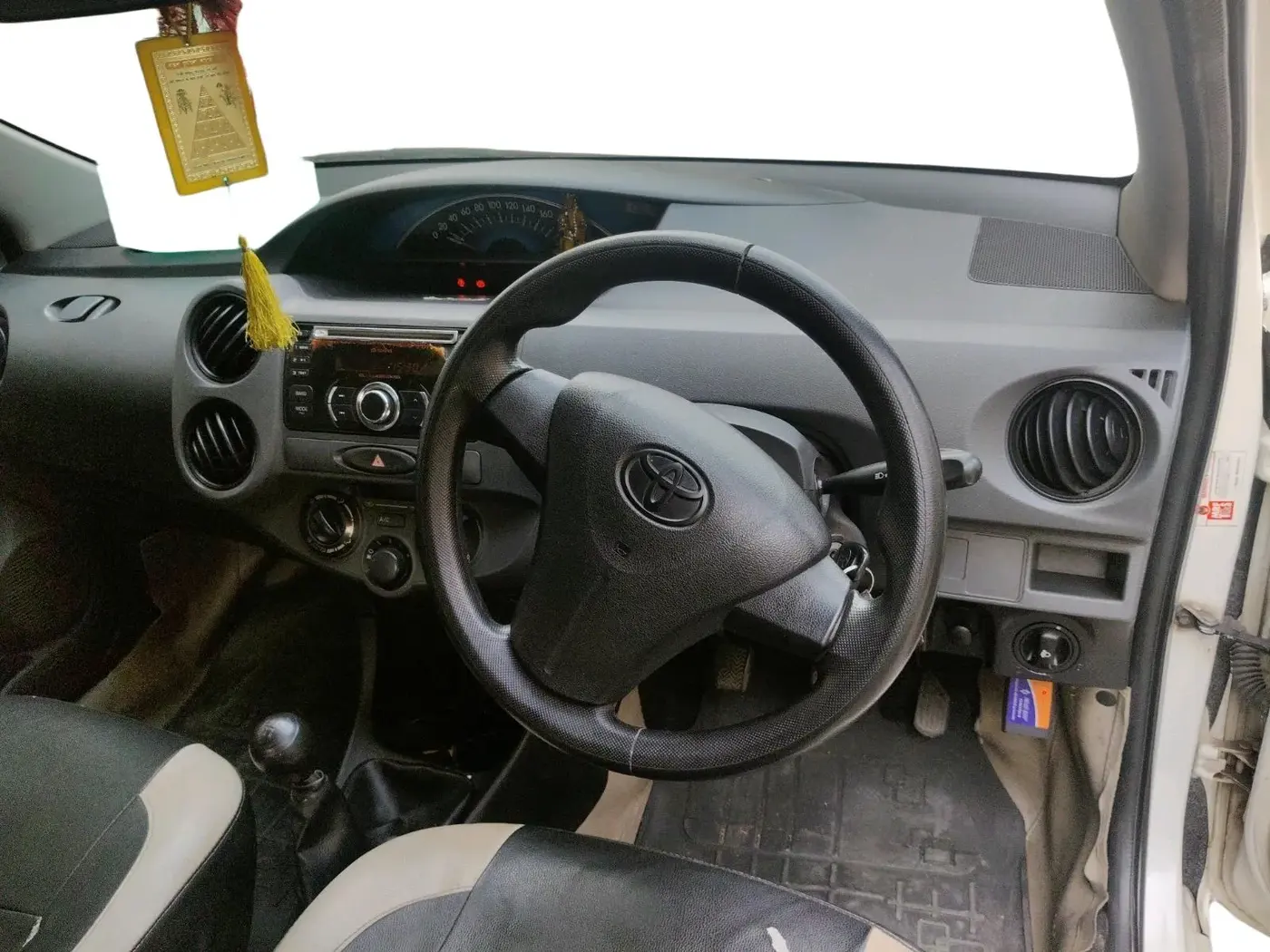 2013 Toyota Etios Liva G, Petrol, Manual, 1,89,700 km, interior