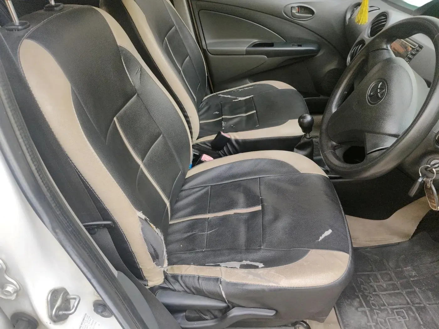 2013 Toyota Etios Liva G, Petrol, Manual, 1,89,700 km, interior